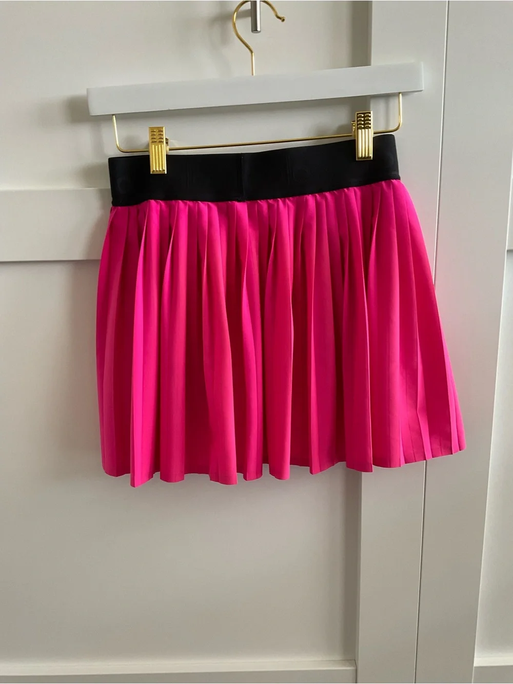 ALO Yoga Hot Pink Pleated Mini Skirt with Black Waistband